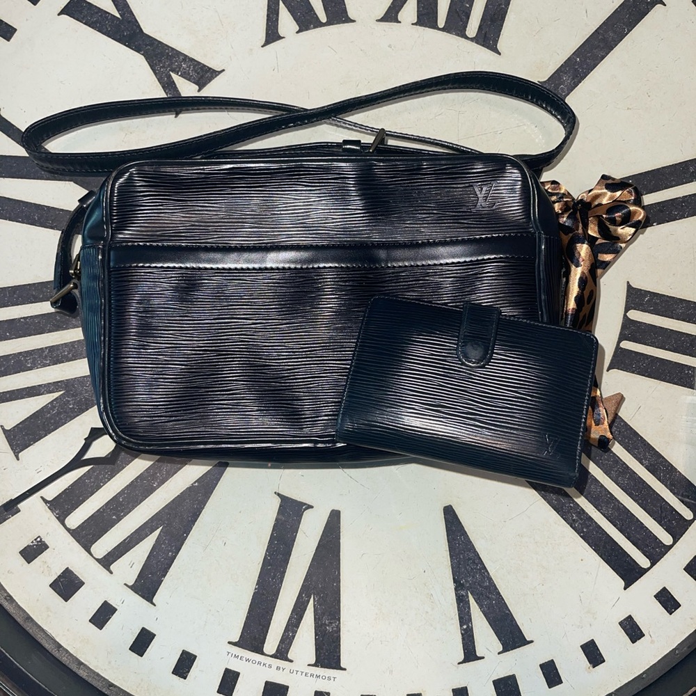 Black epi Louis Vuitton crossbody with matching LV black epi wallet! Authentic🧡